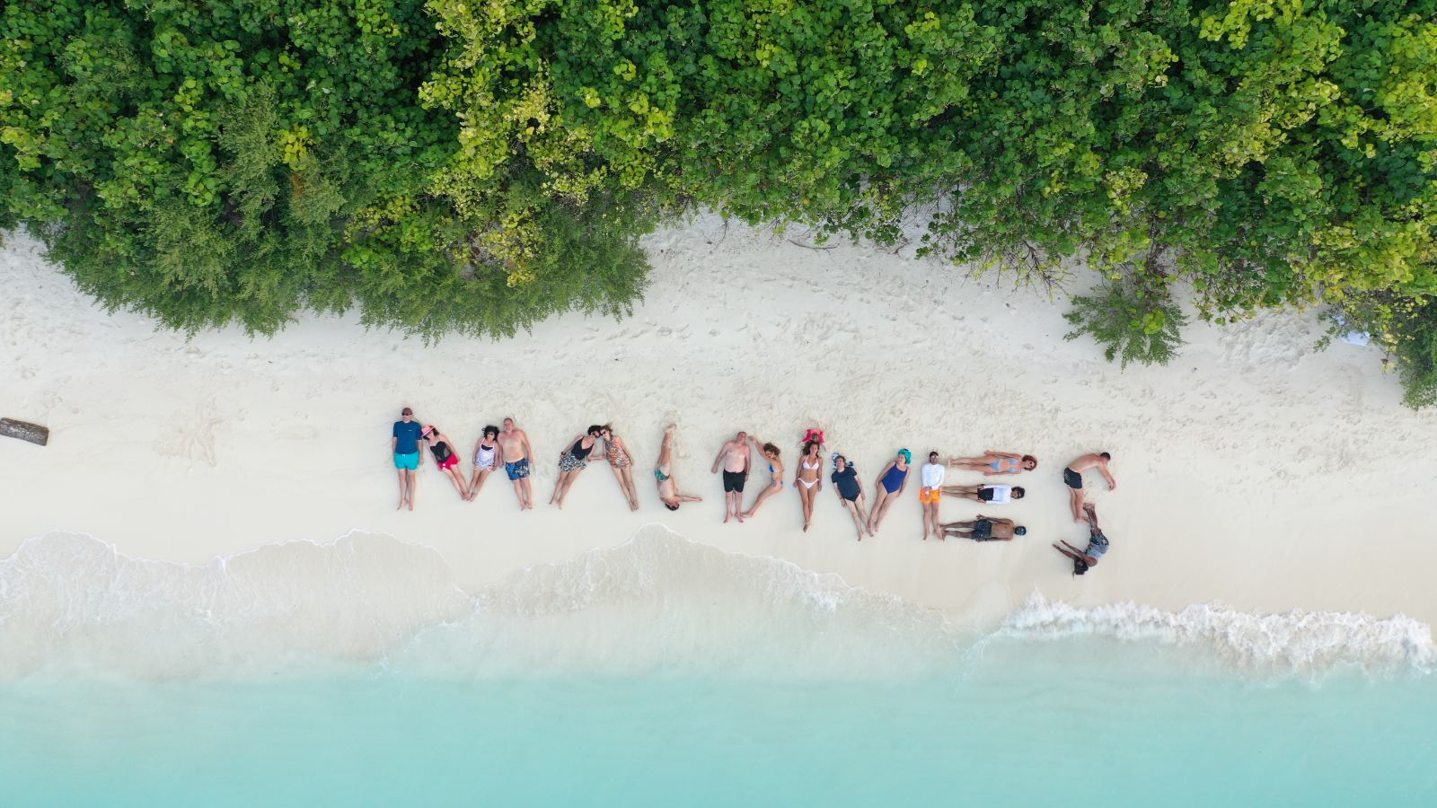 Малдиви – надпис MALDIVES на белия плаж
